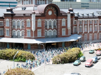 修復工事を終えたばかりの東京駅は、第２次世界大戦の空襲被害を受ける前の形、つまり完成当時の駅舎に復元されましたが、東武ワールドスクウェアに展示されている東京駅もこの完成当時の駅舎を再現しています。