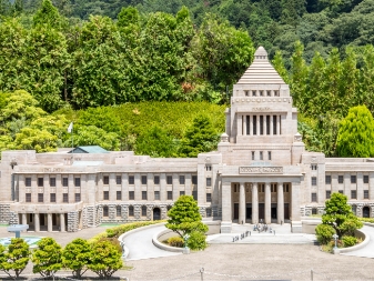 展示物については、景観を保つため3年ほどで塗替え修復の作業をおこなっております。2006年に修復を行った国会議事堂については、実物の建物と同じ形状とするため避雷針を新たに造形しました。