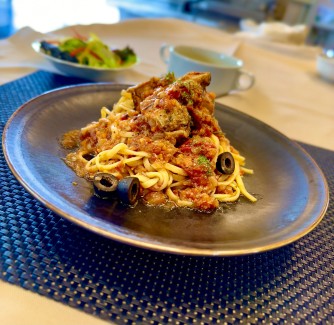 チキンのトマト煮込みカチャトーラ風パスタ（ドリンクバー付き）