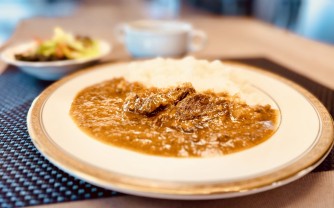 国産牛ほほ肉のカレー（ドリンクバー付き）